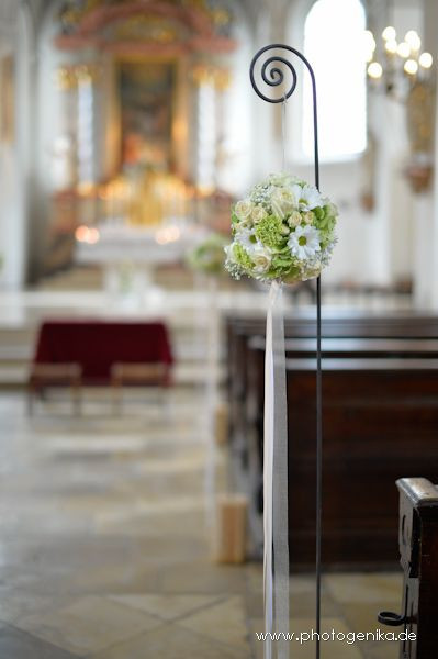 Kirchenschmuck Hochzeit
 Hochzeit Kirchenschmuck Blumenkugel unf Drahtspirale