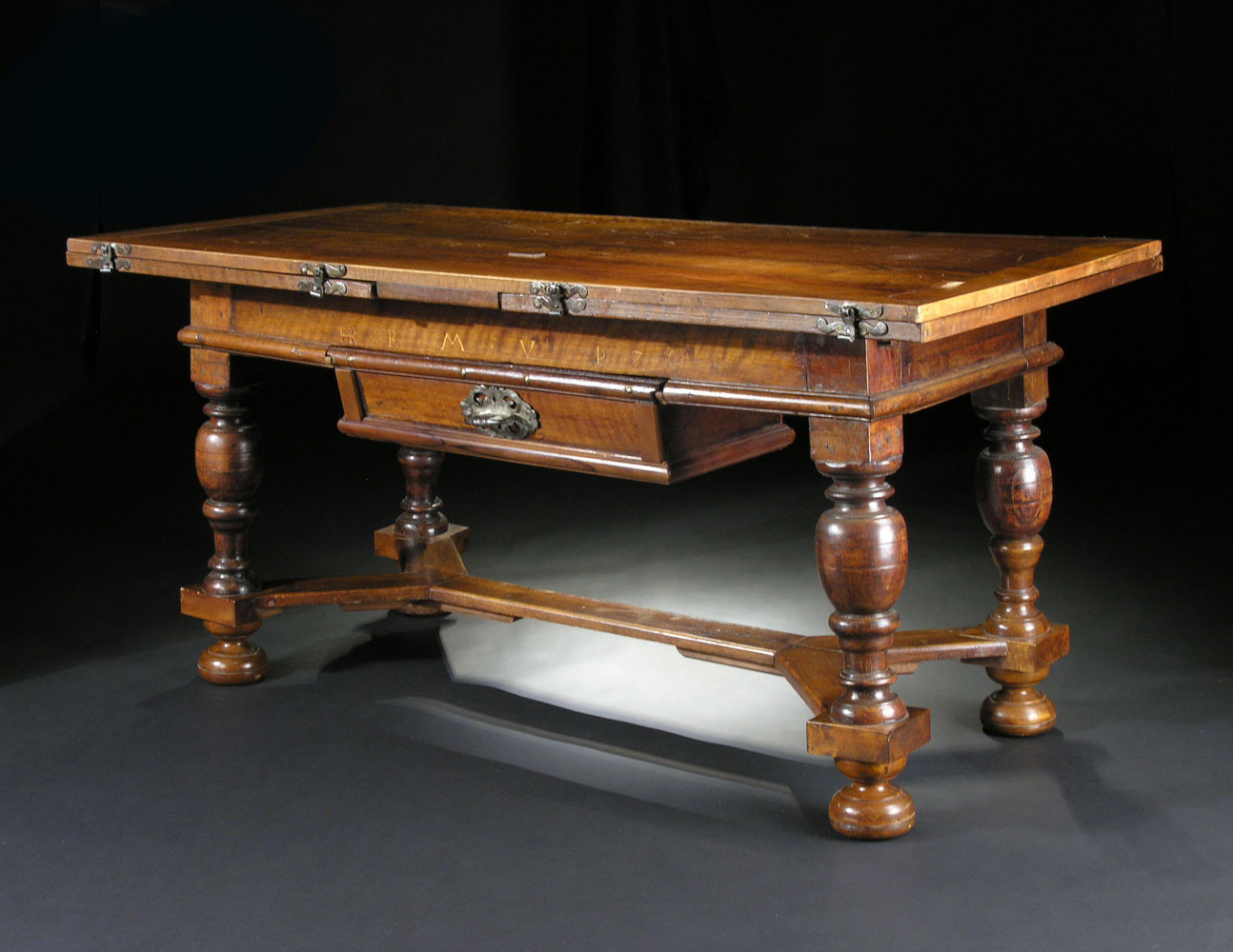 Klappbarer Tisch
 Seltener barocker Tisch mit klappbarer Platte Hampel