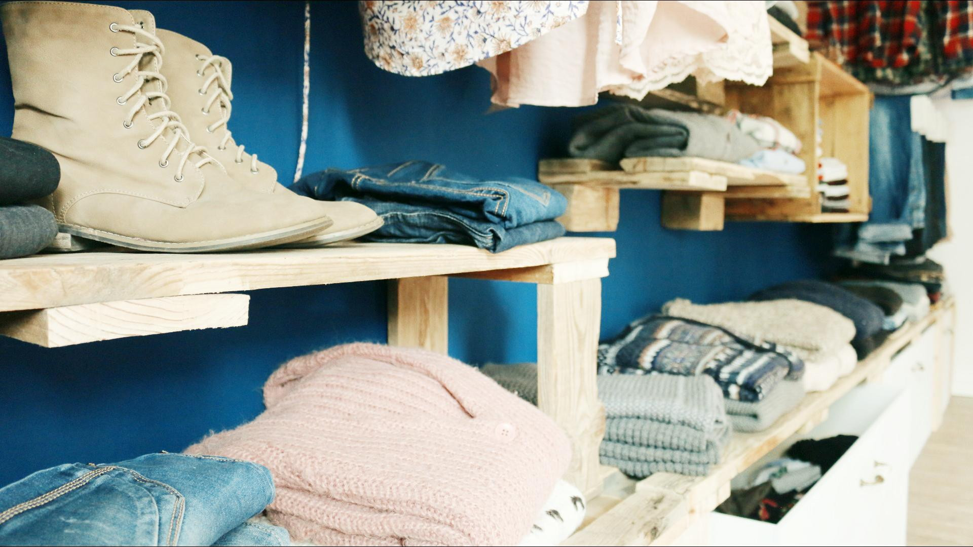 Kleiderschrank Aus Paletten
 Begehbarer Kleiderschrank aus Paletten & Weinkisten bauen