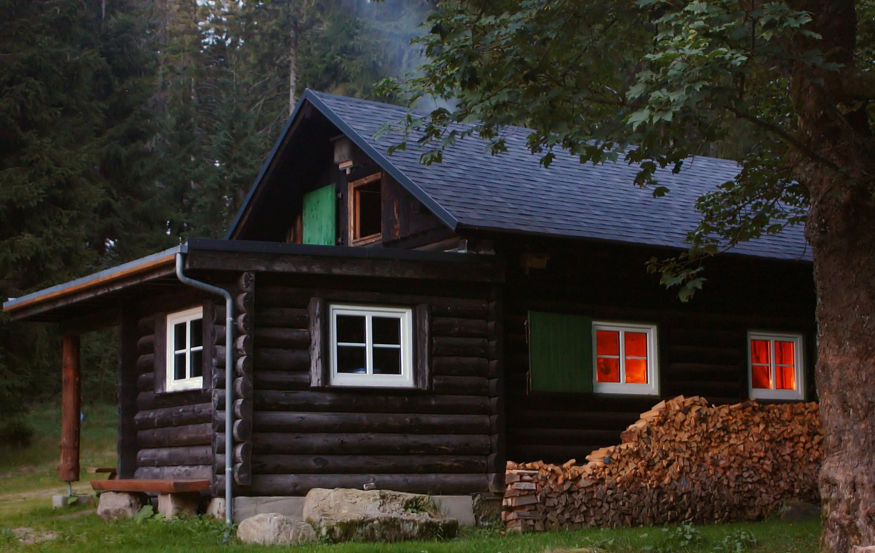 Kleines Haus
 Kleines Haus im Wald Foto & Bild