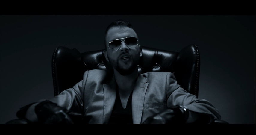 Kollegah Aks Im Wandschrank
 Kollegah mit neuem Video AKs im Wandschrank