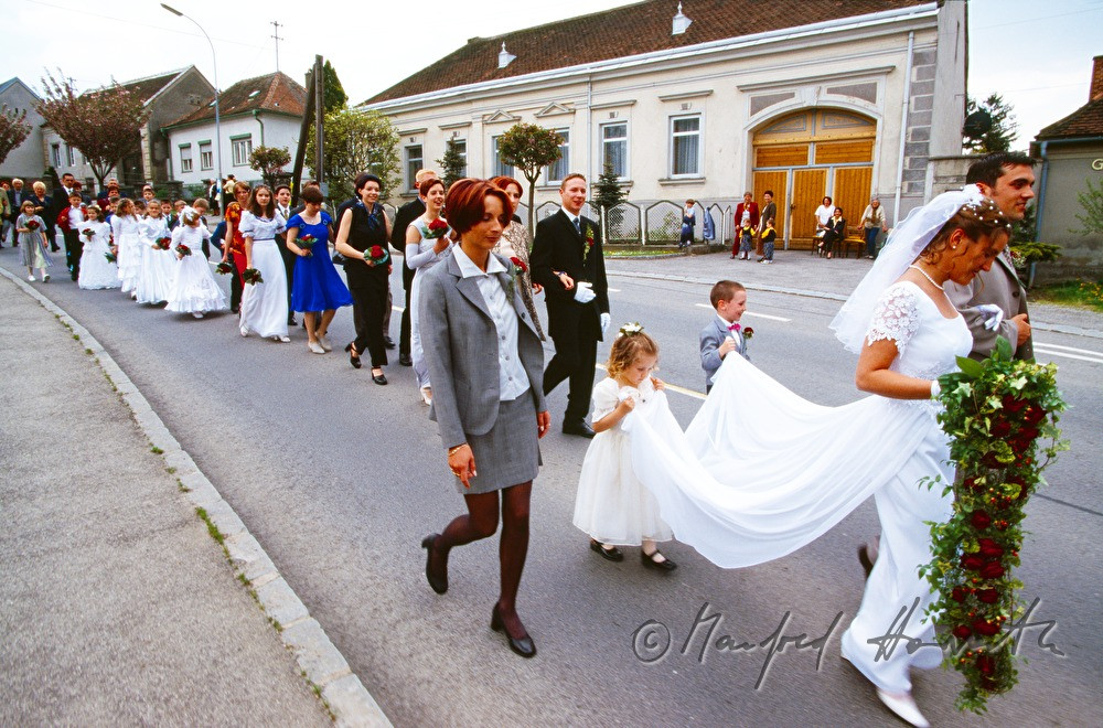 Kroatische Hochzeit
 Manfred Horvath Kroatische Hochzeit Hochzeitszug zur Kirche