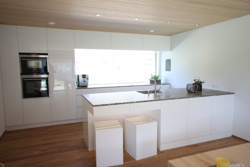 Küche Holz Weiß
 küche modern weiß braun beige hochglanz küche und holz