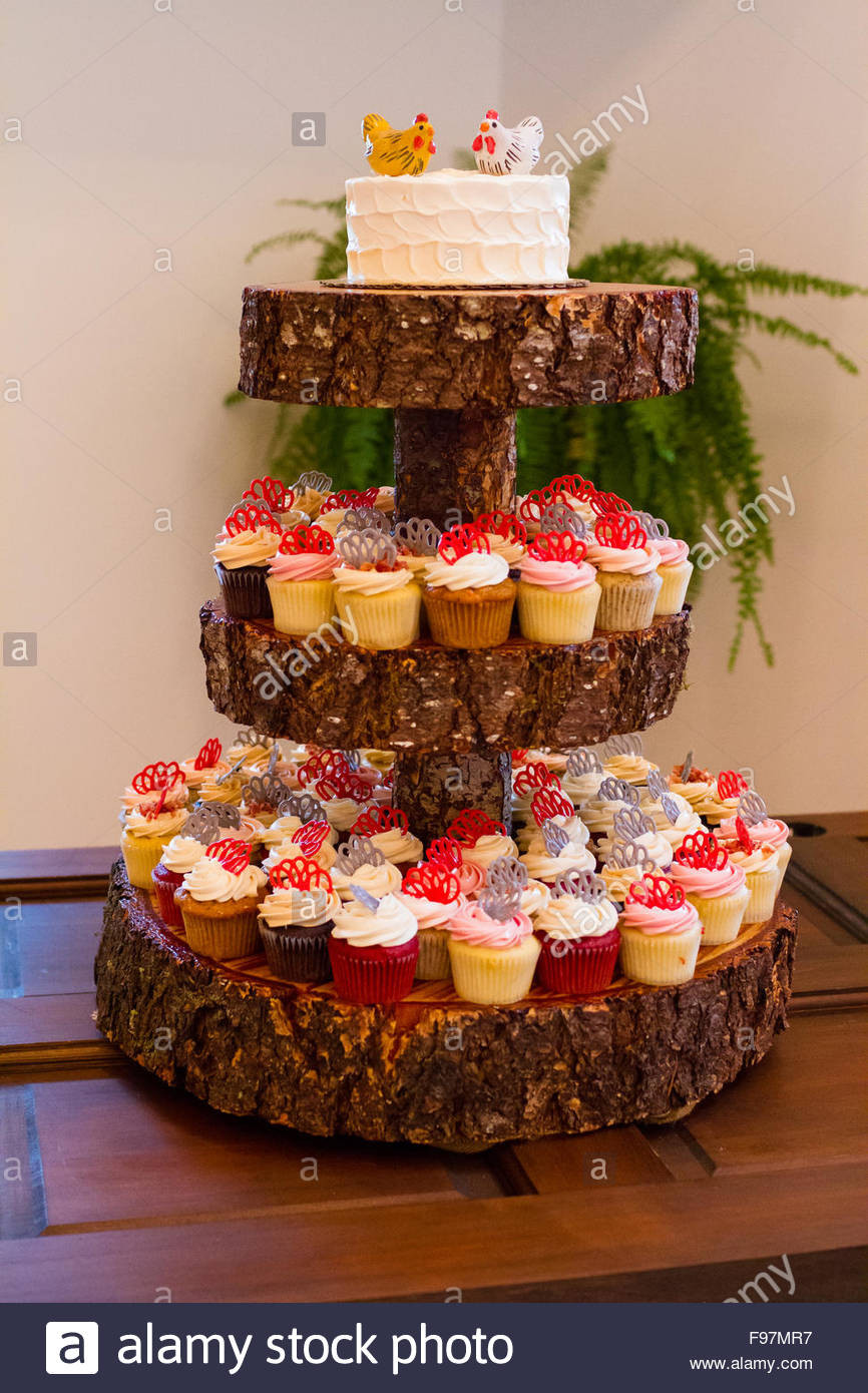 Kuchen Für Hochzeit Mitbringen
 Hölzerne Turm hält Hochzeit Empfang Muffins und Kuchen für