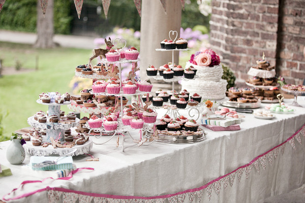 Kuchenbuffet Hochzeit
 Frida & Steve DIY Hochzeit in Düsseldorf