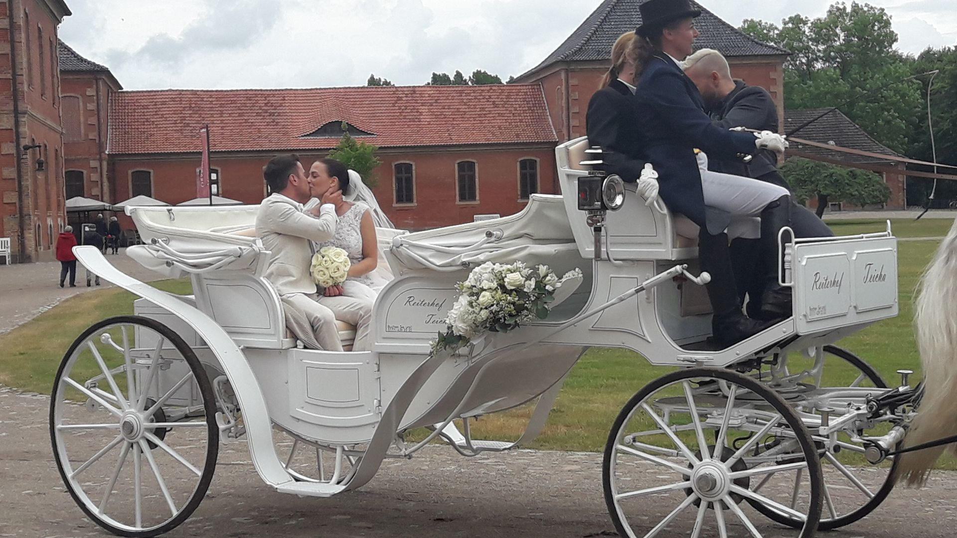 Kutsche Hochzeit
 Kutsche & Schloss Rocco überraschte Nathalie bei Hochzeit