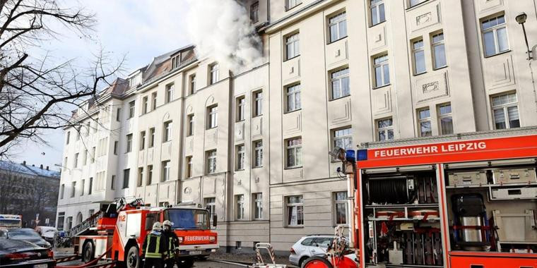 Leipzig Wohnung
 Mensch springt aus brennender Wohnung in Leipzig