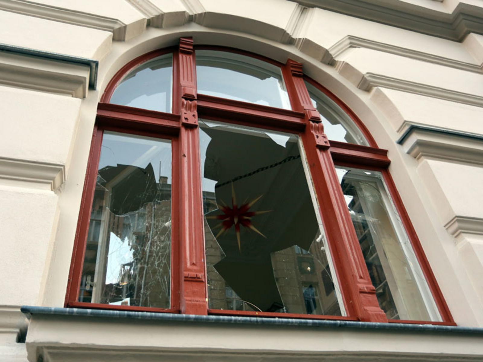 Leipzig Wohnung
 Steine und Buttersäure Anschlag auf Leipziger Wohnung