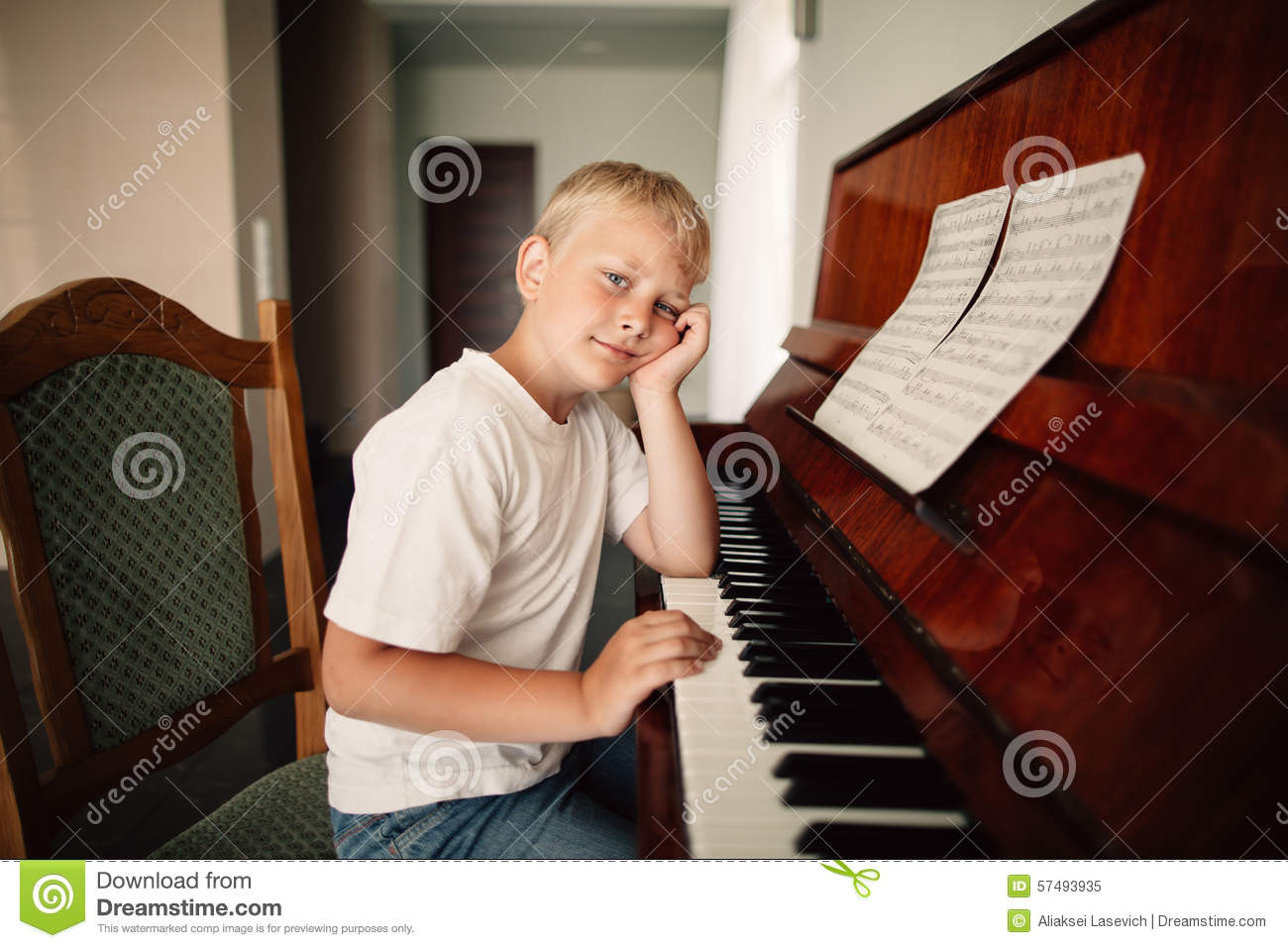 Lied Zu Hause
 Junge Spielt Klavier Zu Hause Stockfoto Bild
