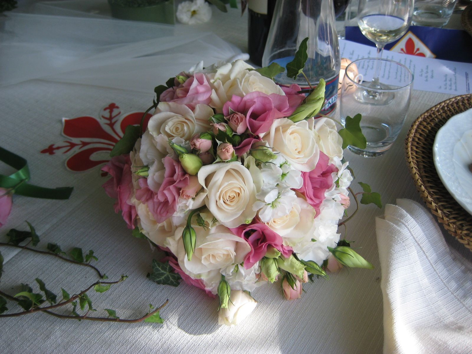 Lisianthus Brautstrauß
 Brautstrauss mit weissen Rosen rosa Lisianthus und