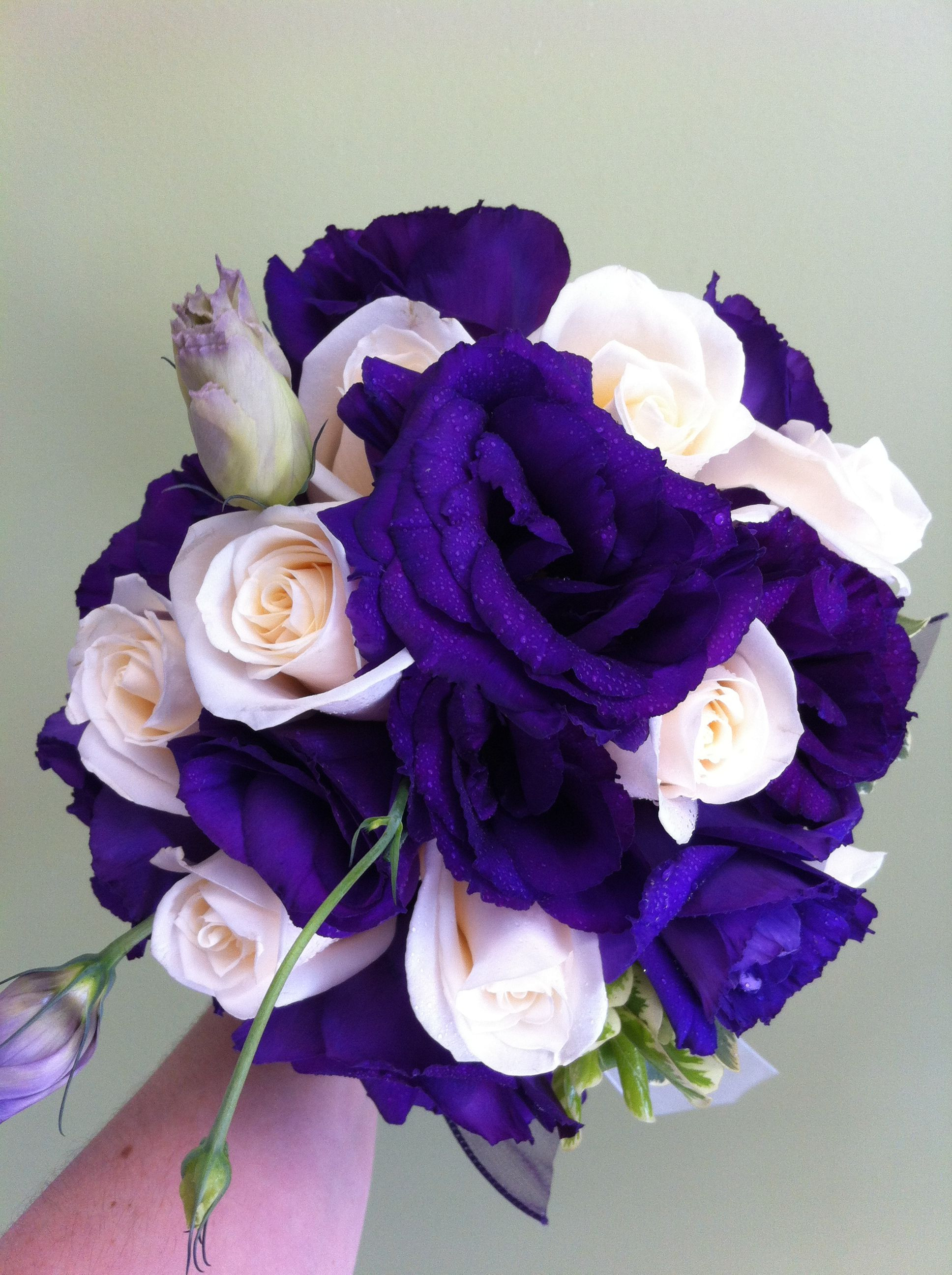 Lisianthus Brautstrauß
 Purple lisianthus and white rose bridal bouquet