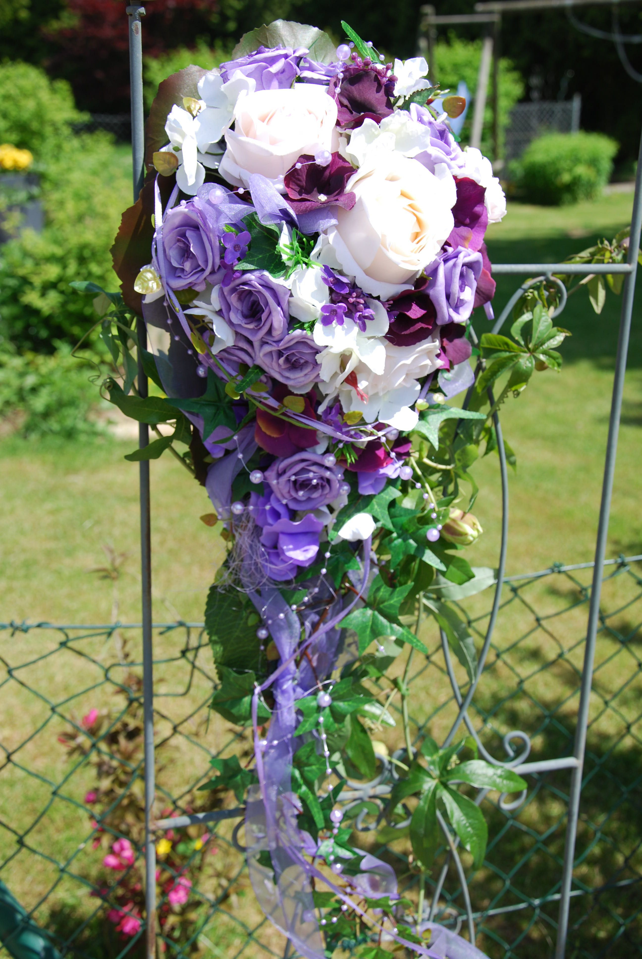 Lisianthus Brautstrauß
 Traumhafter Brautstrauß abfließend Tropfenform in lila