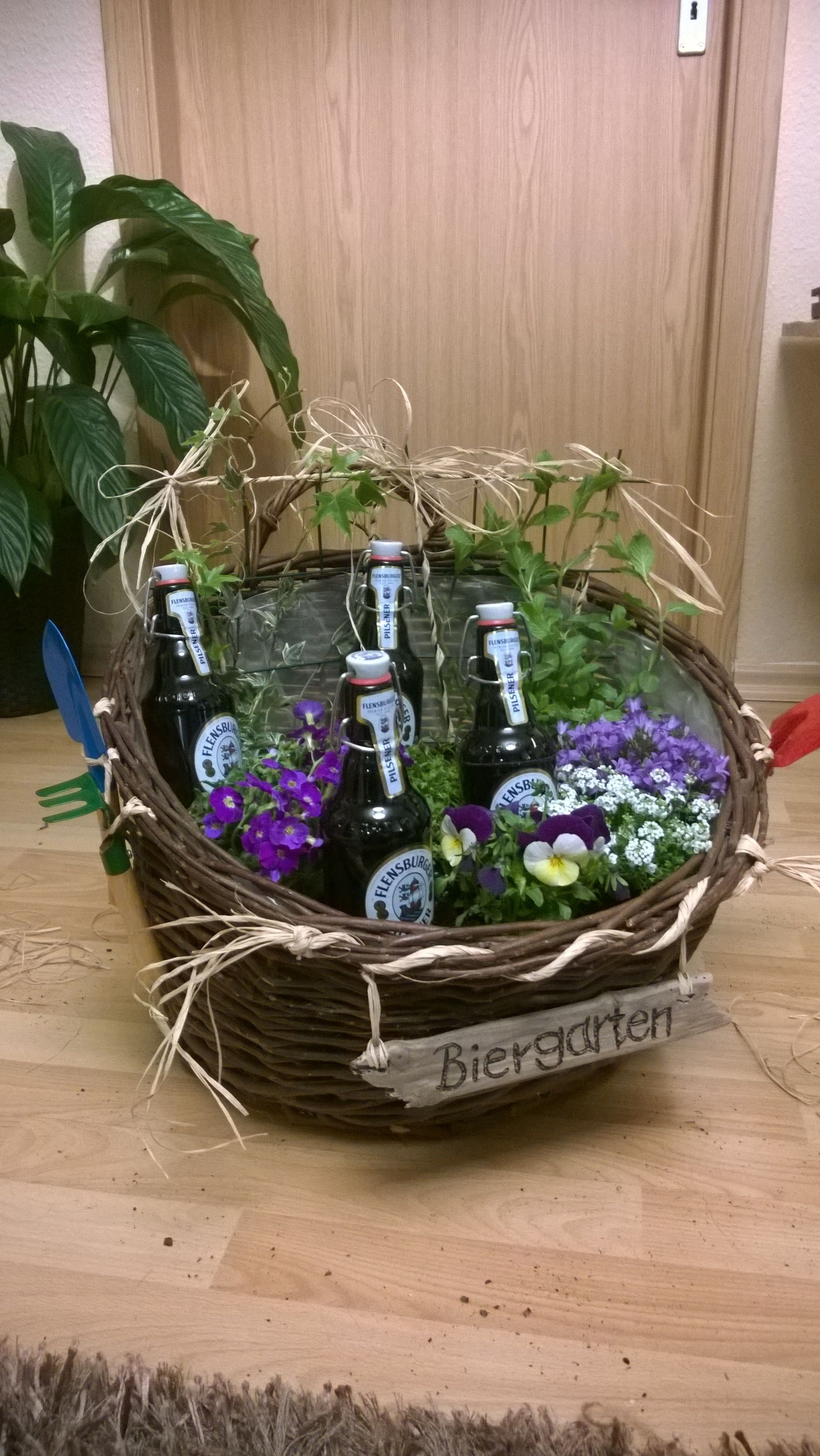 Lustige Geschenke Für Männer Selber Machen
 Biergarten Blumen Geschenk Blumenkorb Flensburger