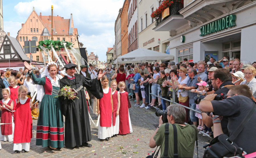 Luthers Hochzeit
 „Jubel “ – Zehntausende feiern Luthers Hochzeit