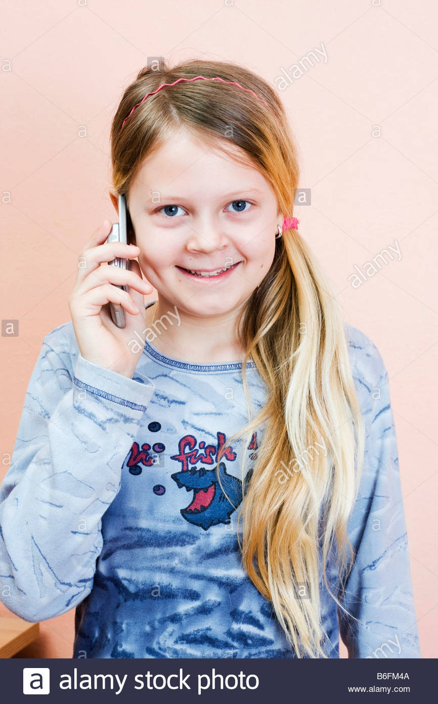 Mädchen Geschenke 11 Jahre
 Telefonieren Mädchen 11 Jahre Stockfoto Bild