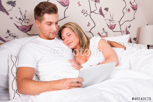 Mann Und Frau Im Bett
 "Mann und Frau im Bett beim kuscheln und surfen