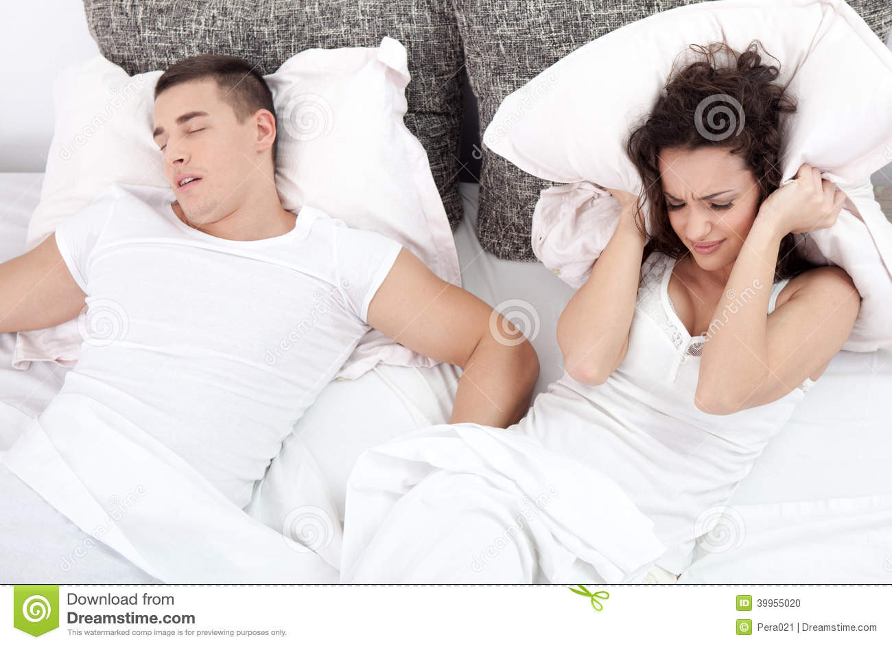 Mann Und Frau Im Bett
 Schnarchender Mann Und Junge Frau Paare Die Im Bett
