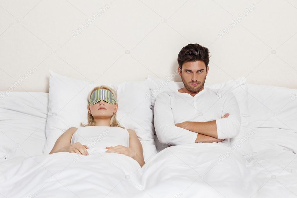 Mann Und Frau Im Bett
 Mann mit Frau schlafen im Bett — Stockfoto © londondeposit