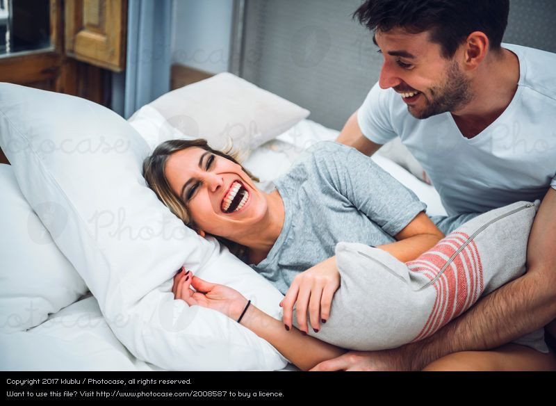 Mann Und Frau Im Bett
 Mann und Frau im Bett spielen ein lizenzfreies