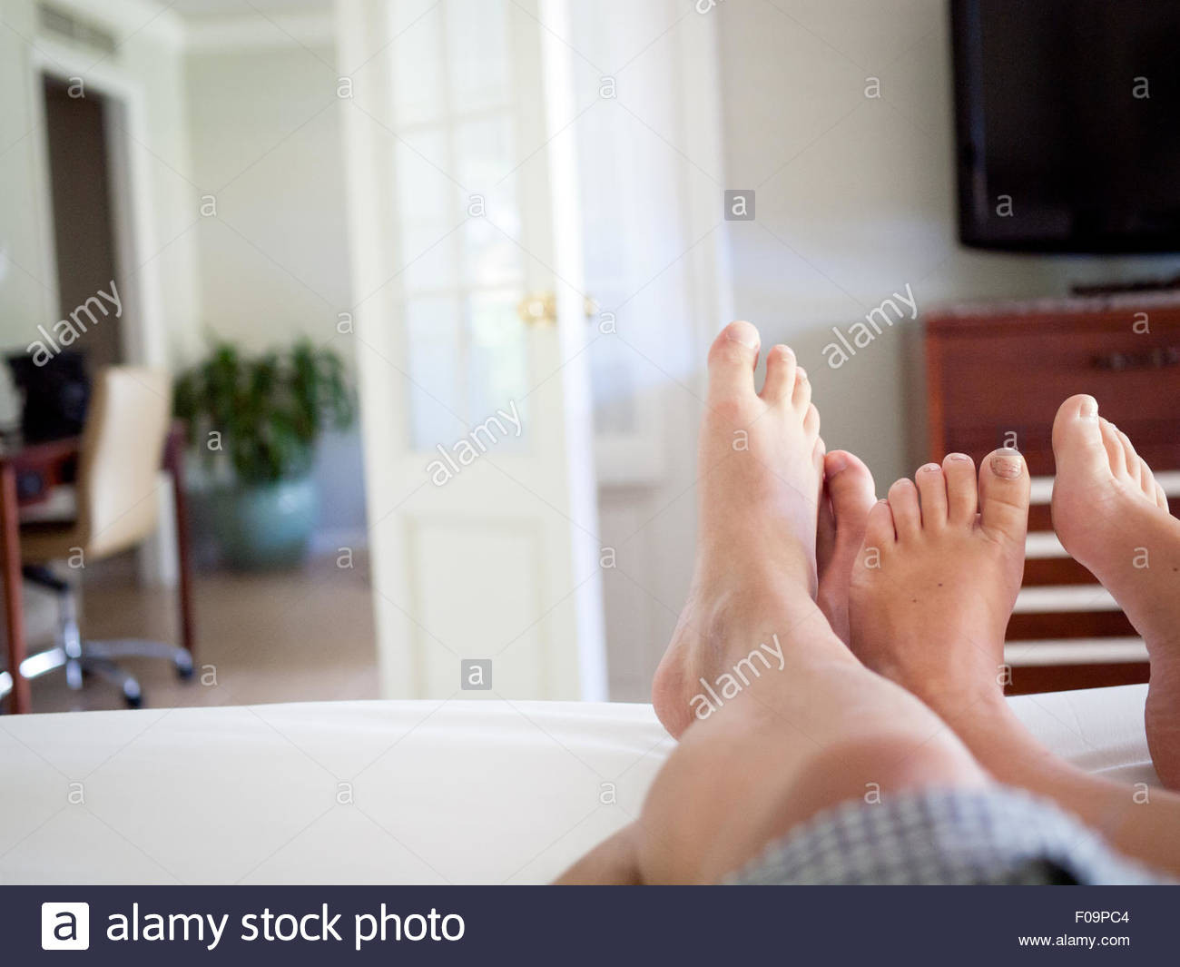 Mann Und Frau Im Bett
 Die Füße von Mann und Frau im Bett in einem Hotel Zimmer