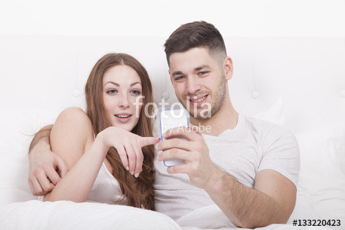 Mann Und Frau Im Bett
 "mann und frau betrachten bilder im smartphone im bett