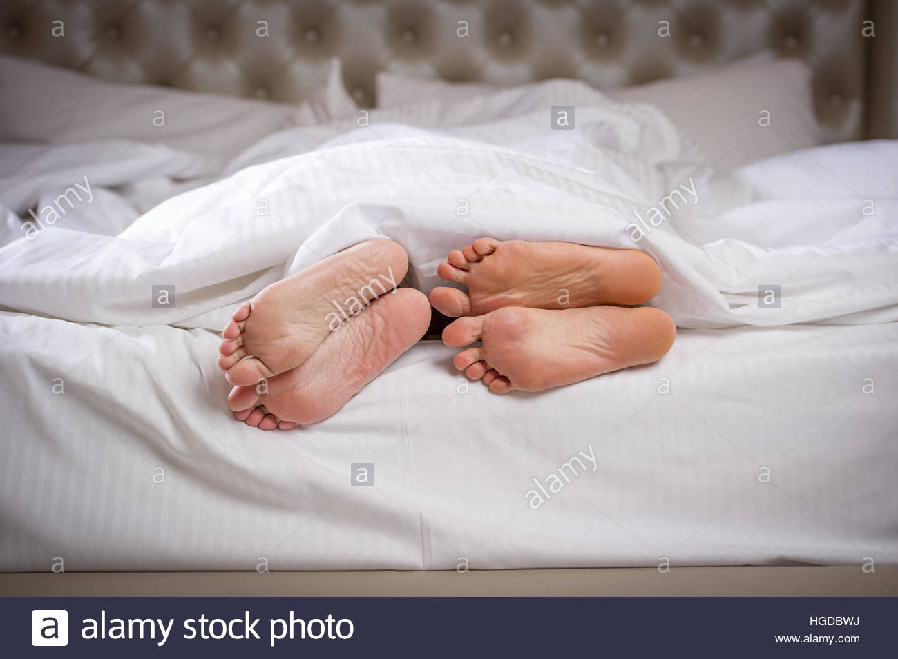 Mann Und Frau Im Bett
 Mann und Frau Füße im Bett unter der Decke ragen als
