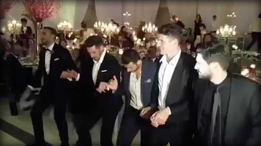 Mario Gomez Hochzeit
 Besiktas feiert schon Mario Gomez tanzt bei Hochzeit