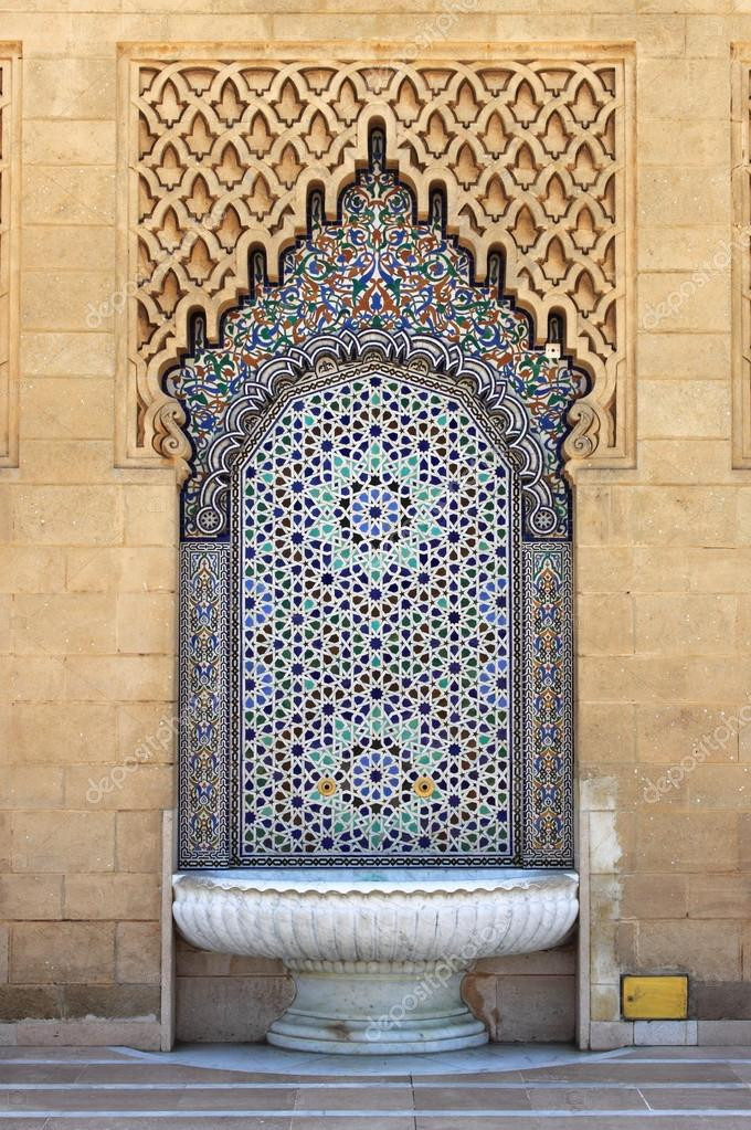 Marokkanische Fliesen
 marokkanische Brunnen mit Mosaik Fliesen — Stockfoto