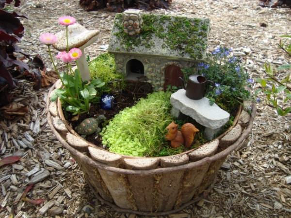 Miniatur Garten
 Einen Miniatur Garten auf dem alten Beistelltisch selber