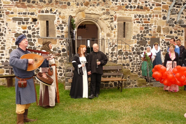 Mittelalterliche Hochzeit
 Mittelalterliche Hochzeit auf de