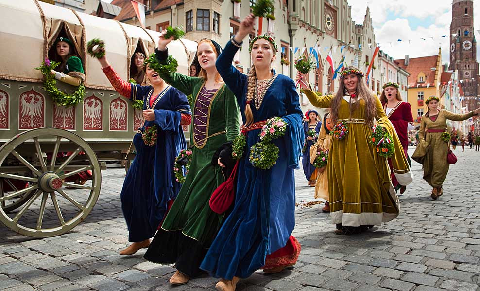 Mittelalterliche Hochzeit
 Warum Sie eine hochwertige mittelalterliche Kleidung brauchen