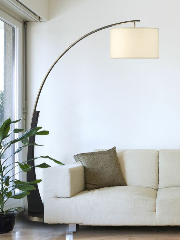 Moderne Stehlampen
 moderne bogen stehlampe neben einem hellfarbigen sofa