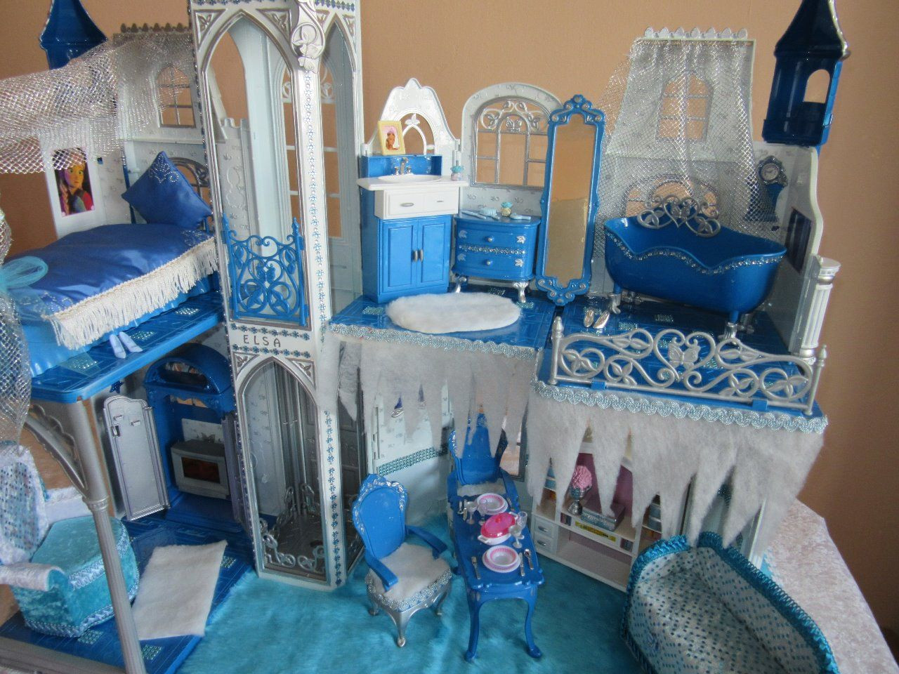 Monster High Haus
 Eiskönigin Elsa Schloss Frozen Barbie Villa Haus "Ooak By