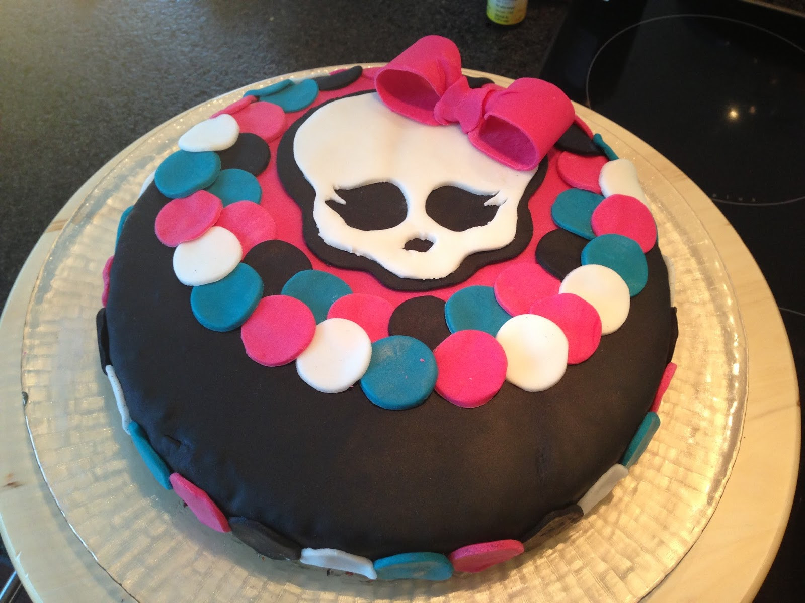 Monster High Kuchen
 kleine Welt meiner selbstgemachten Sachen Monster