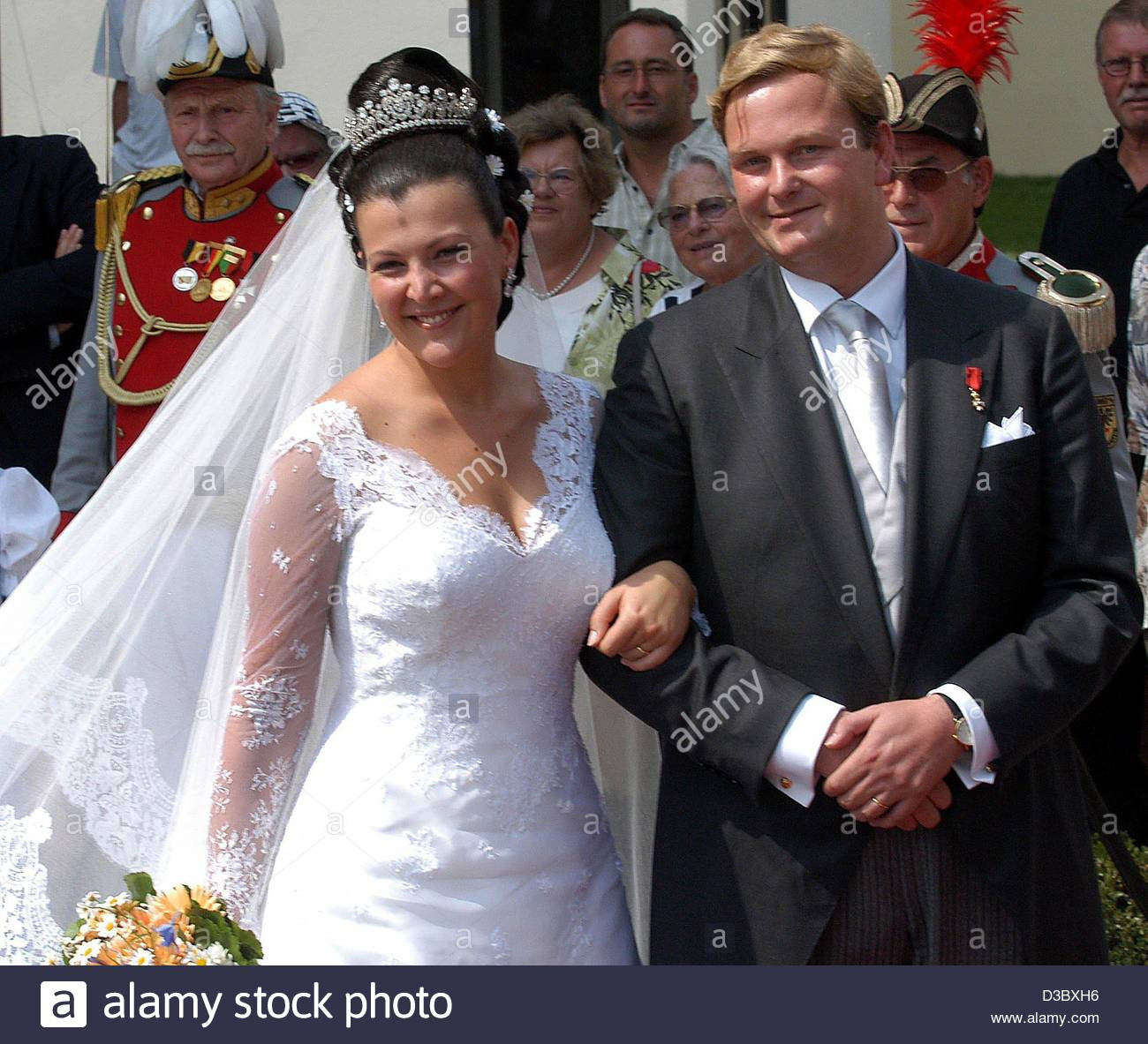 Moritz Graf Zu Reventlow Hochzeit
 Dpa Herzogin Fleur von Württemberg steht neben ihrem