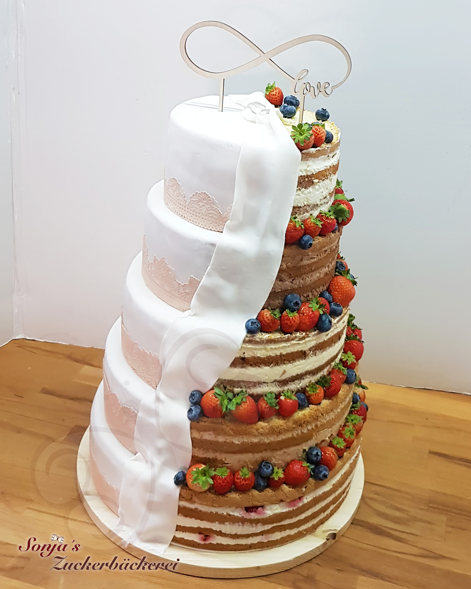 Motivtorte Hochzeit
 Hochzeit halb Motivtorte halb Naked Cake