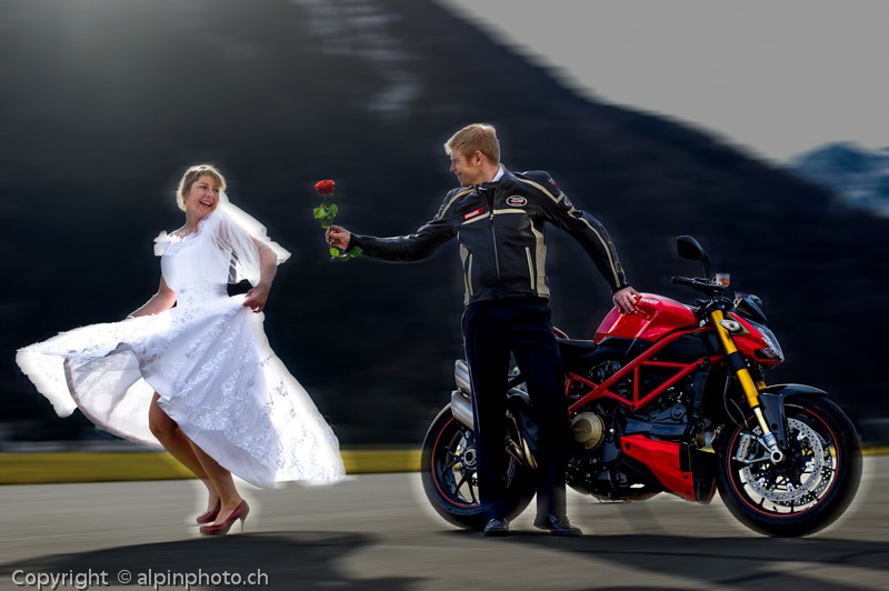 Motorrad Hochzeit
 Brautpaar Motorrad Hochzeit Ducati 0004