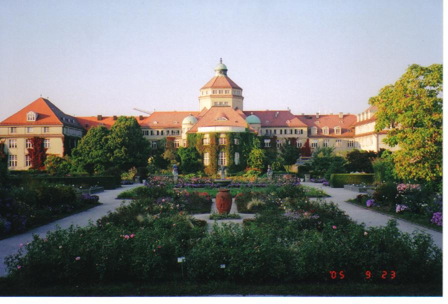 München Botanischer Garten
 Botanischer Garten in Munich by Mikha on deviantART