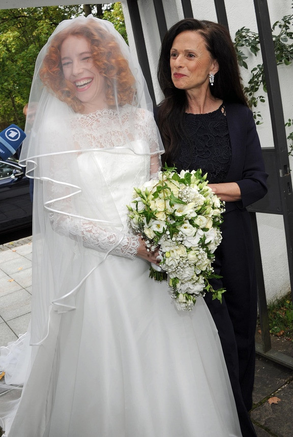 Mutter Gratuliert Tochter Zur Hochzeit
 Mutter Gratuliert Tochter Zur Hochzeit