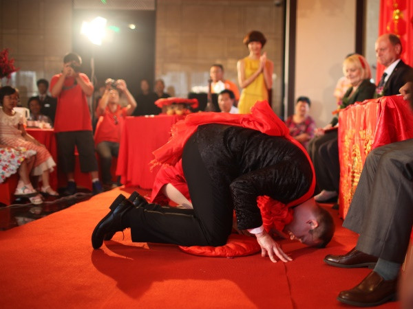 Nackte Hochzeit
 Ei knutscht Panda auf nackter Hochzeit sinonerds