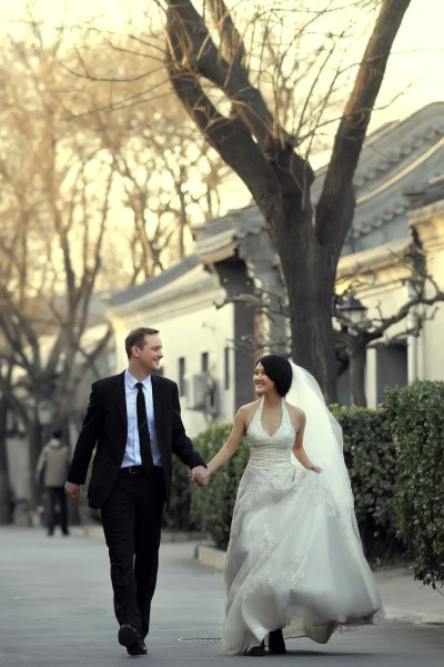 Nackte Hochzeit
 Ei knutscht Panda auf nackter Hochzeit sinonerds