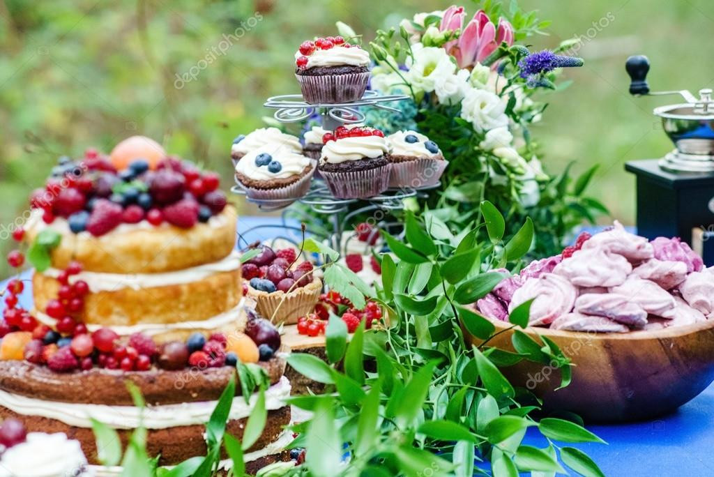 Nackte Hochzeit
 Nackte Hochzeit Kuchen und Muffins mit Beeren — Stockfoto