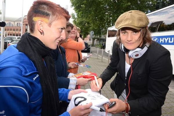 Nadine Angerer Hochzeit
 Autogrammjäger Einmal unterschreiben bitte S 145