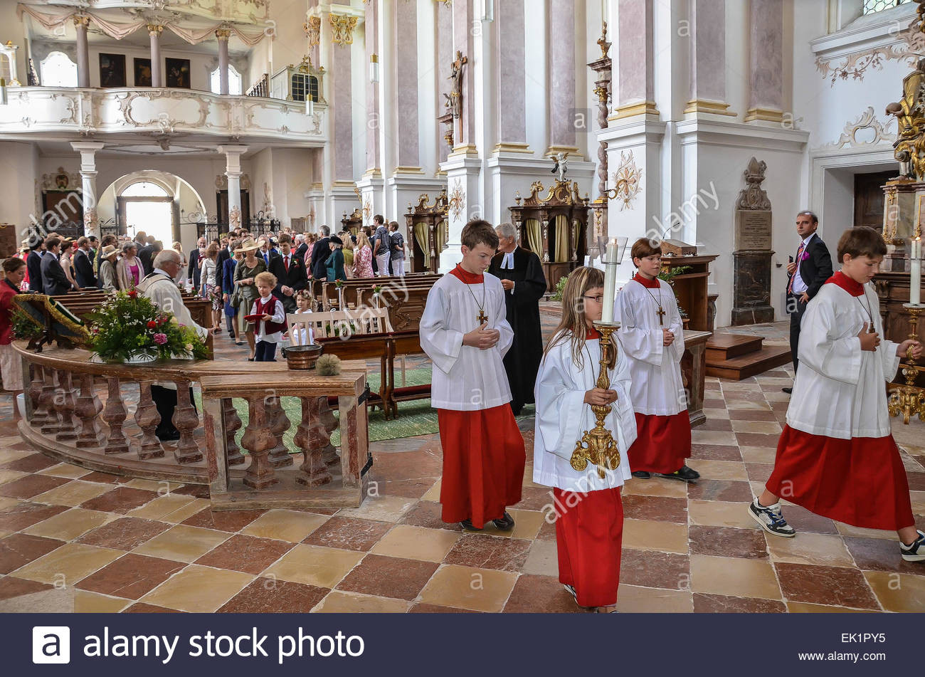 Ökumenische Hochzeit
 kirchliche Trauung Priester und Ministranten marschieren