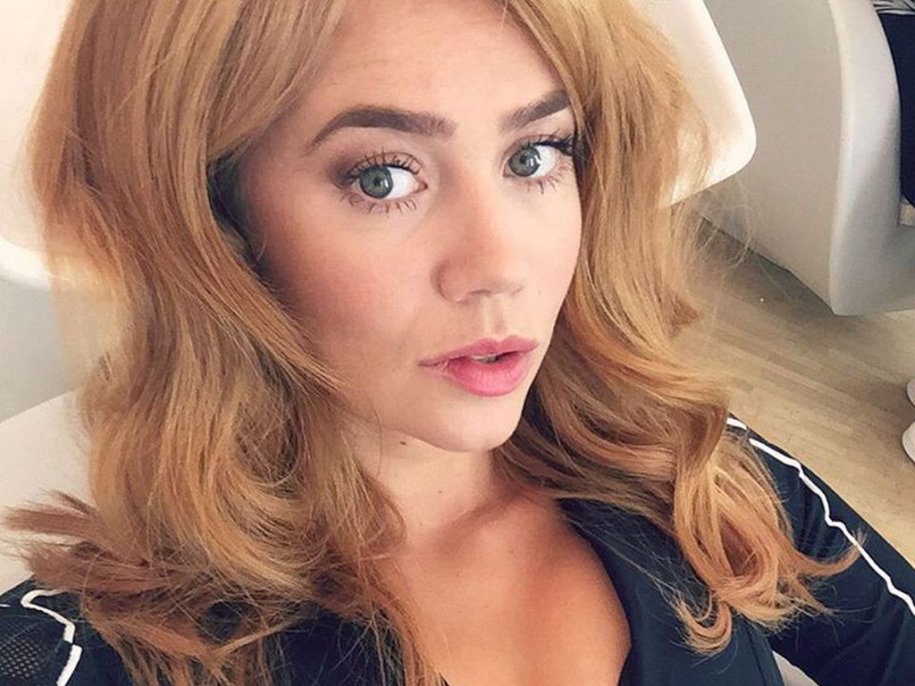 Palina Rojinski Hochzeitskleid
 "Wie du mit Perücke" Palina Rojinski zeigt ihre Mama