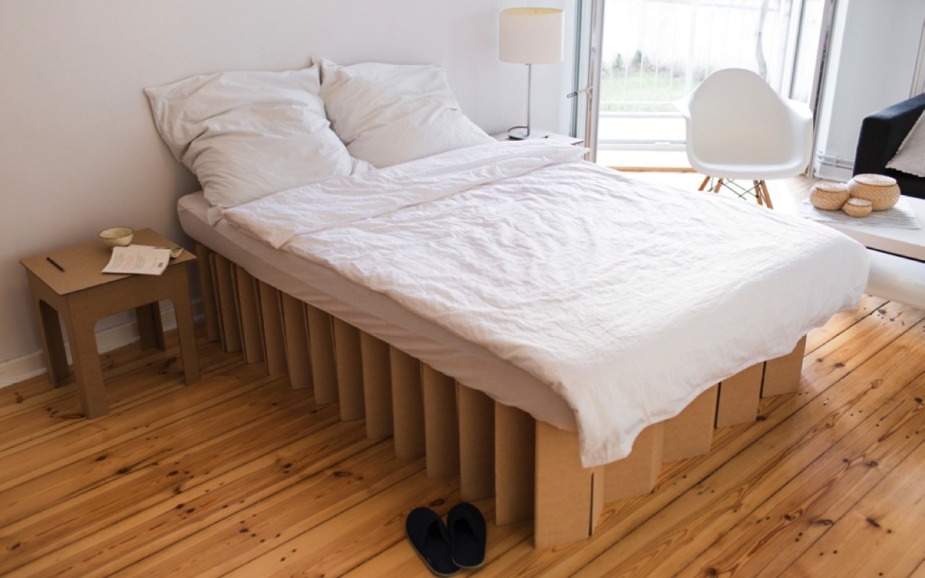 Papp Bett
 Das 90 Euro Bett aus Pappe Room in a Box Utopia