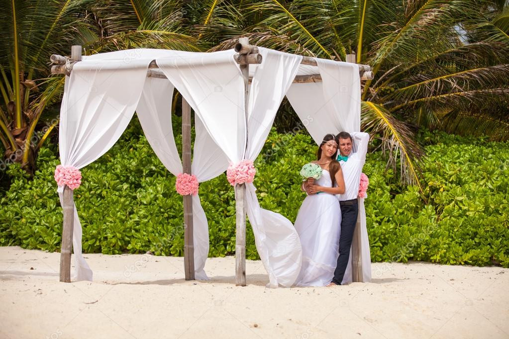 Pavillon Hochzeit
 junge Liebende Paar Hochzeit im Pavillon — Stockfoto