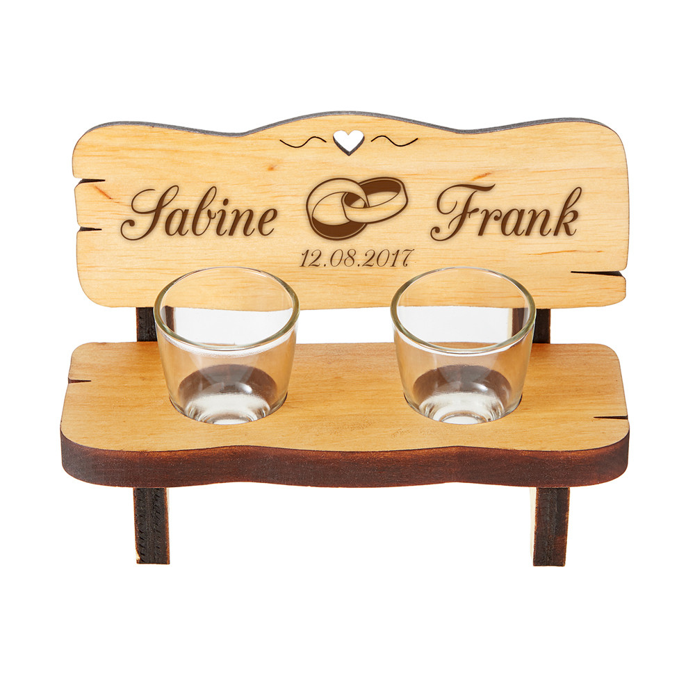 Personalisierte Geschenke Hochzeit
 Personalisierte Schnapsbank zur Hochzeit mit zwei Shotgläsern