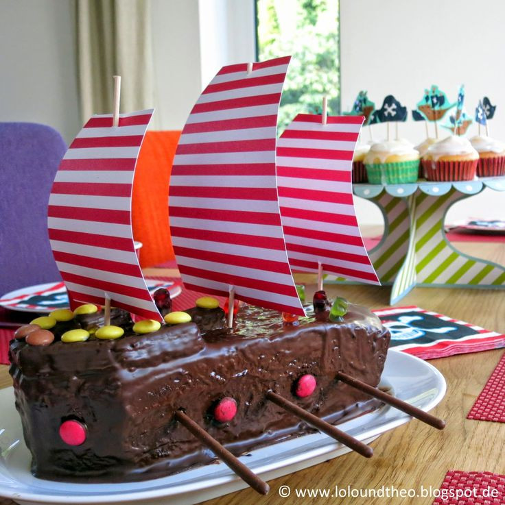 Piratenschiff Kuchen
 Die besten 25 Piratenkuchen Ideen auf Pinterest