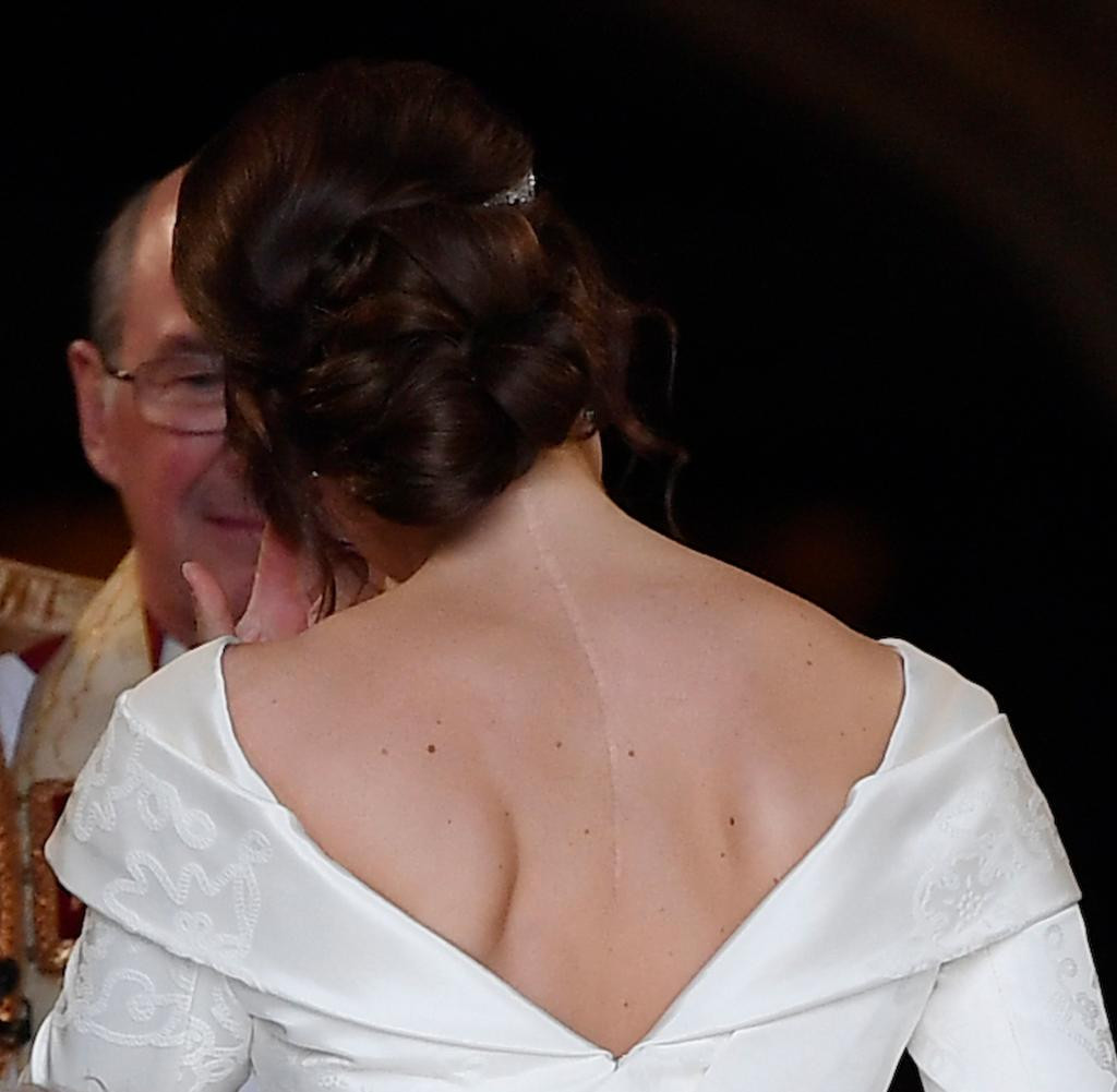 Prinzessin Eugenie Hochzeit
 Tiefer Rückenausschnitt Das ist Geschichte hinter